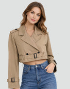 Riley™ | Gabardina corta cruzada con cinturón