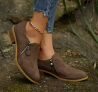 Katherine™ | Botines de antelina con cremallera y tacón bajo