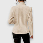 Abigail™ | Jersey de cuello alto con punto de ochos entallado