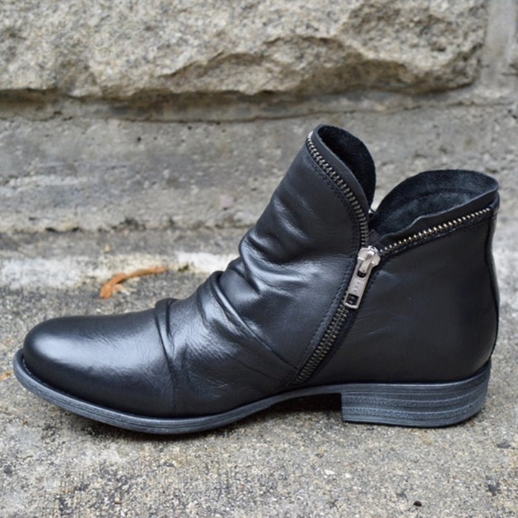 Alexandra™ | Botines de piel fruncida con cremallera y tacón bajo