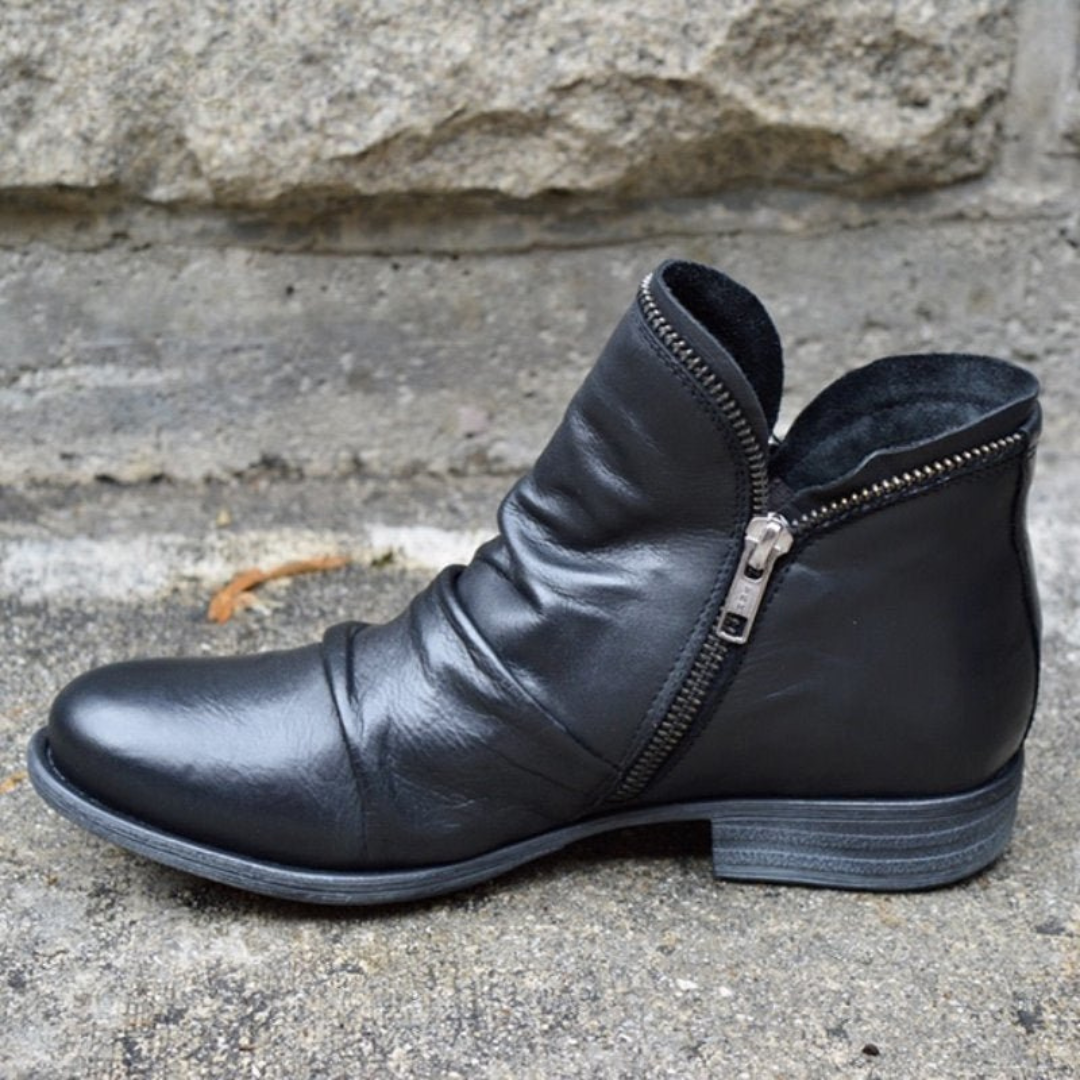 Alexandra™ | Botines de piel fruncida con cremallera y tacón bajo