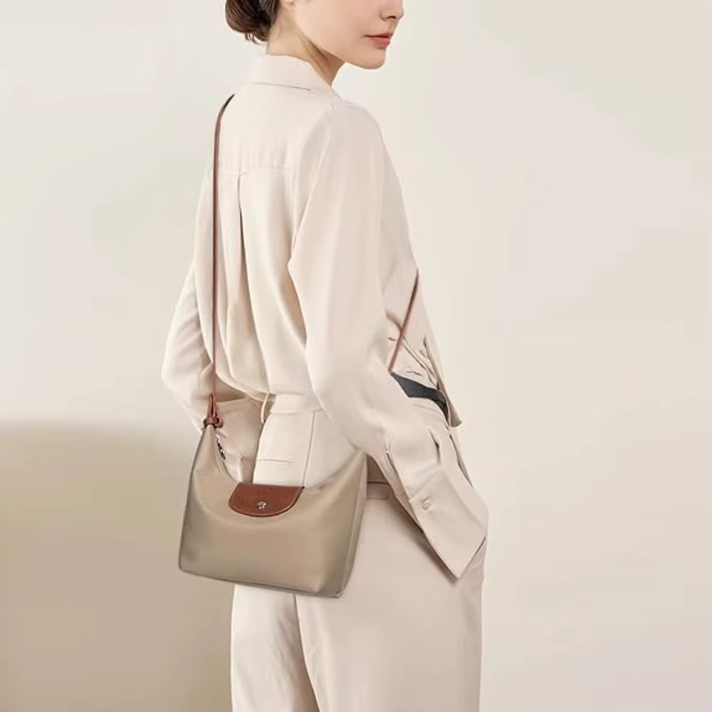 Lía mini bolso hobo con solapa - detalle