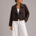 Lydia™ | Gabardina corta cruzada con solapas