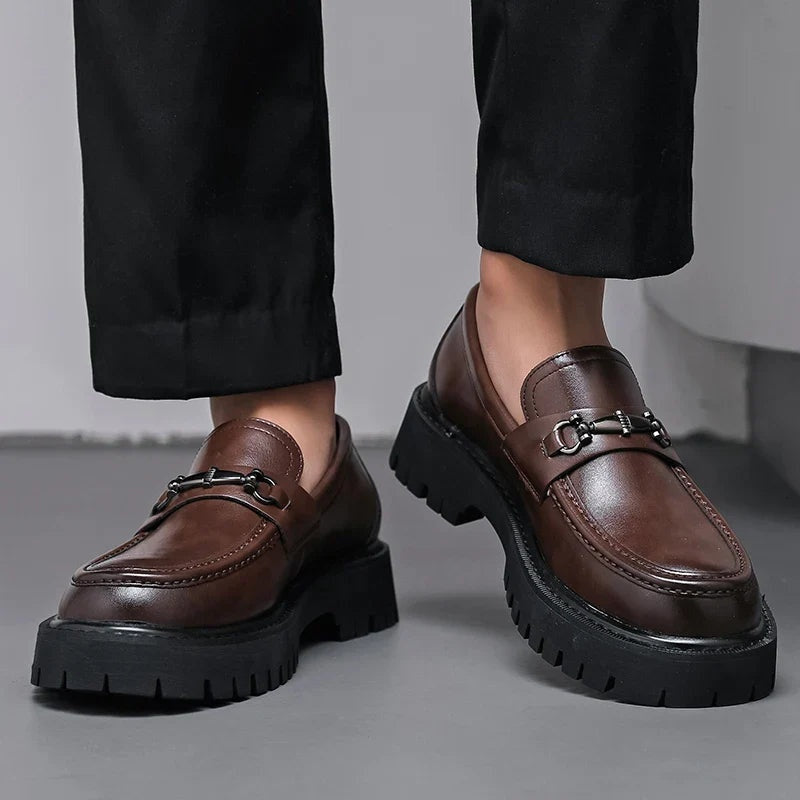 Byron™ | Mocasines de piel con plataforma y hebilla metálica