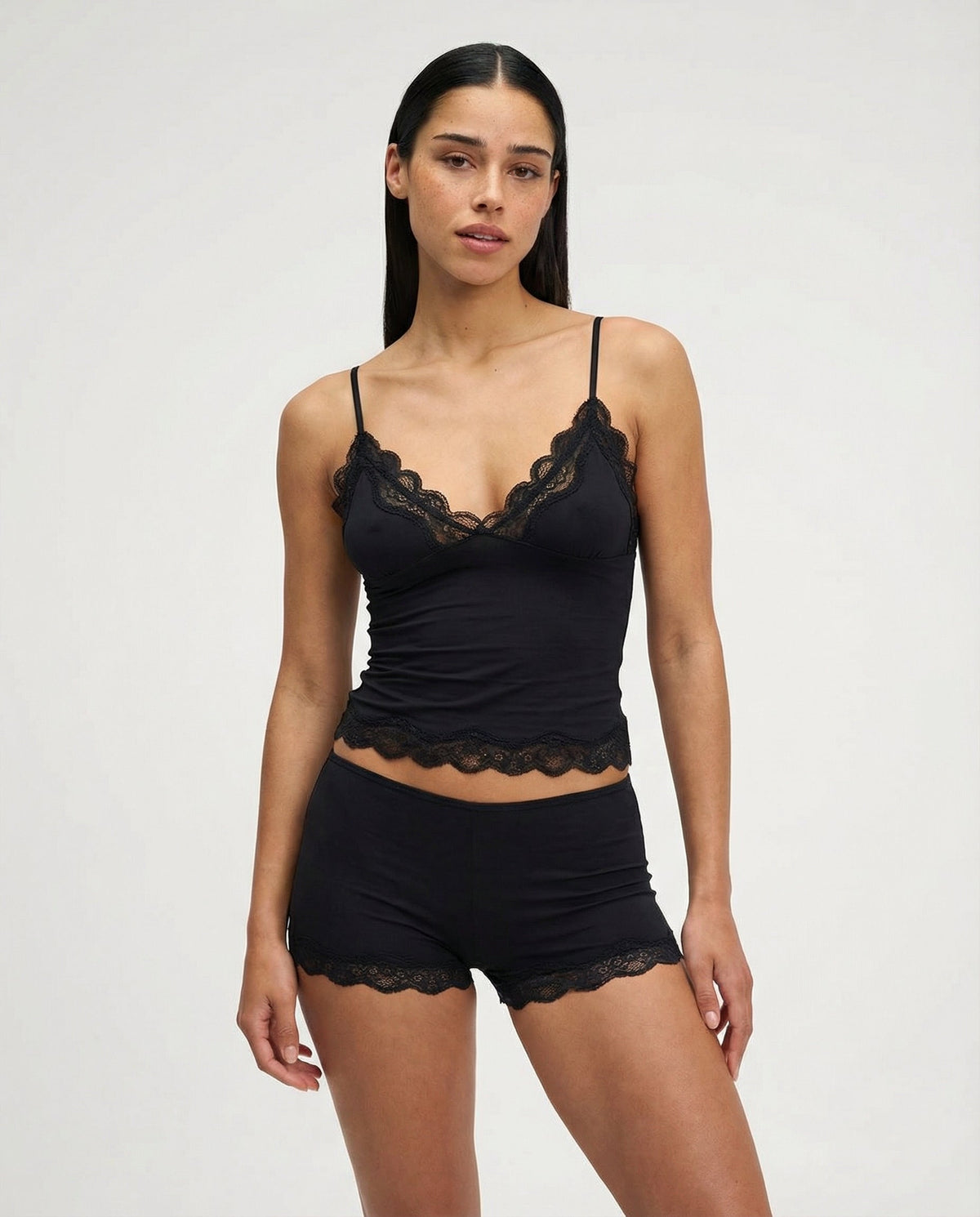 Pijama de tirantes y short con ribete de encaje