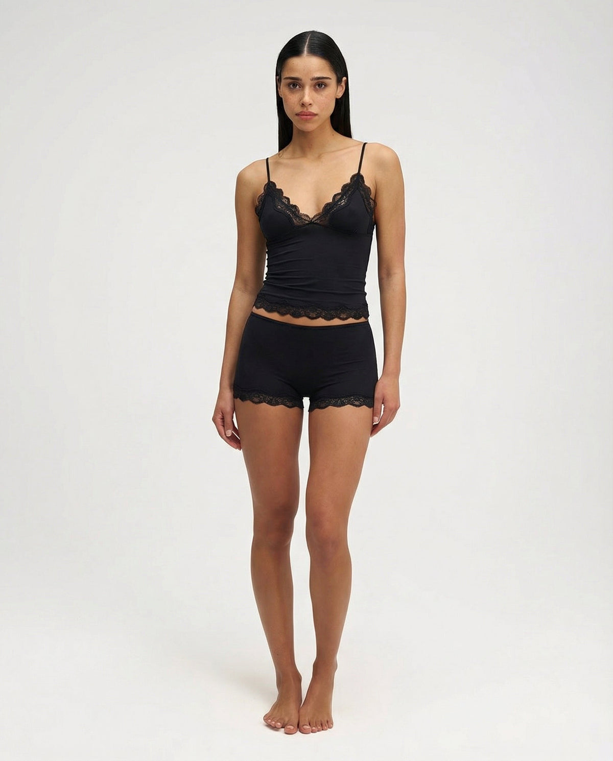 Pijama de tirantes y short con ribete de encaje