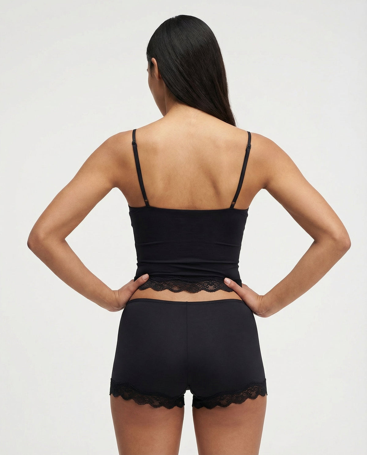 Pijama de tirantes y short con ribete de encaje