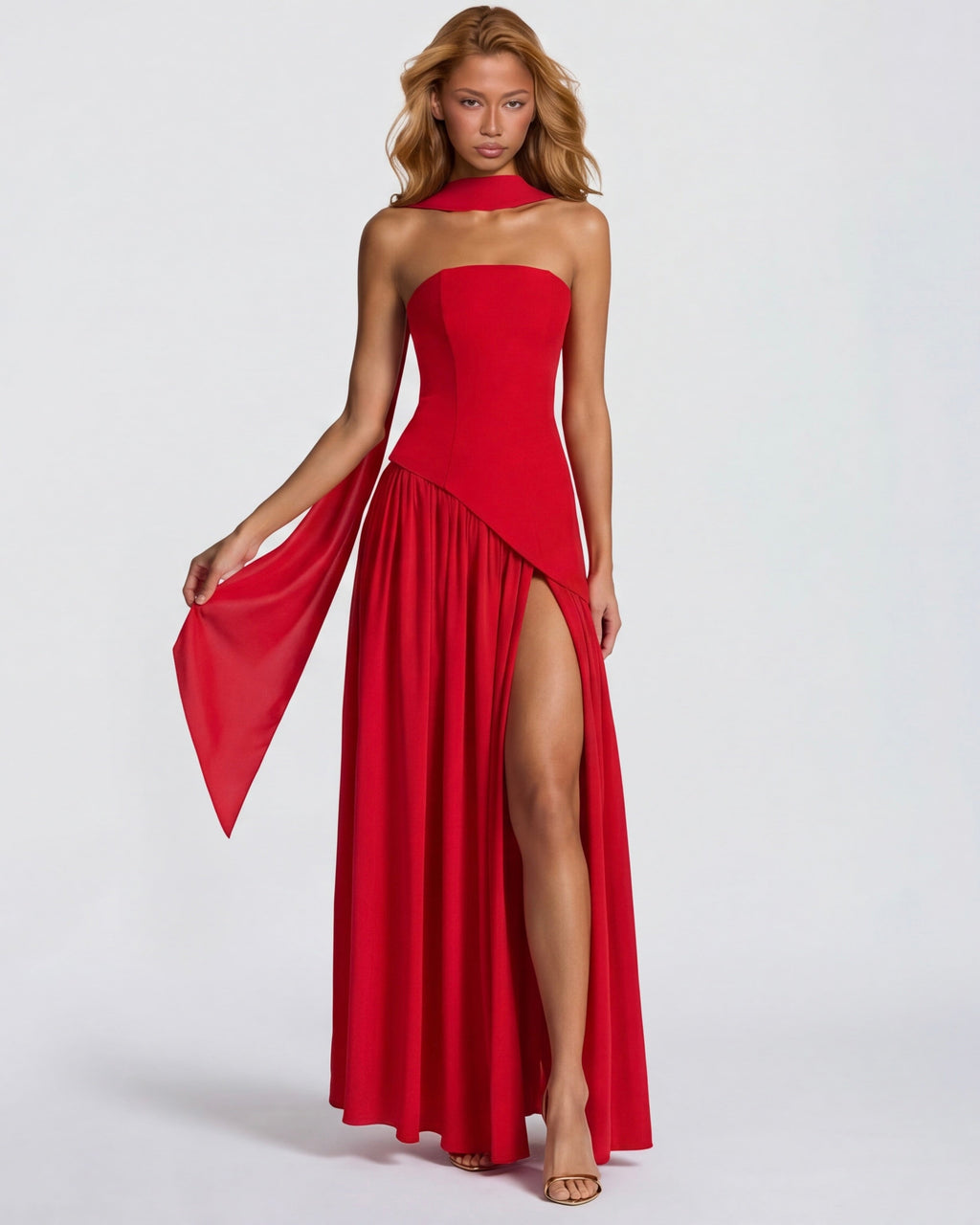 Vestido largo palabra de honor con pañuelo drapeado y abertura