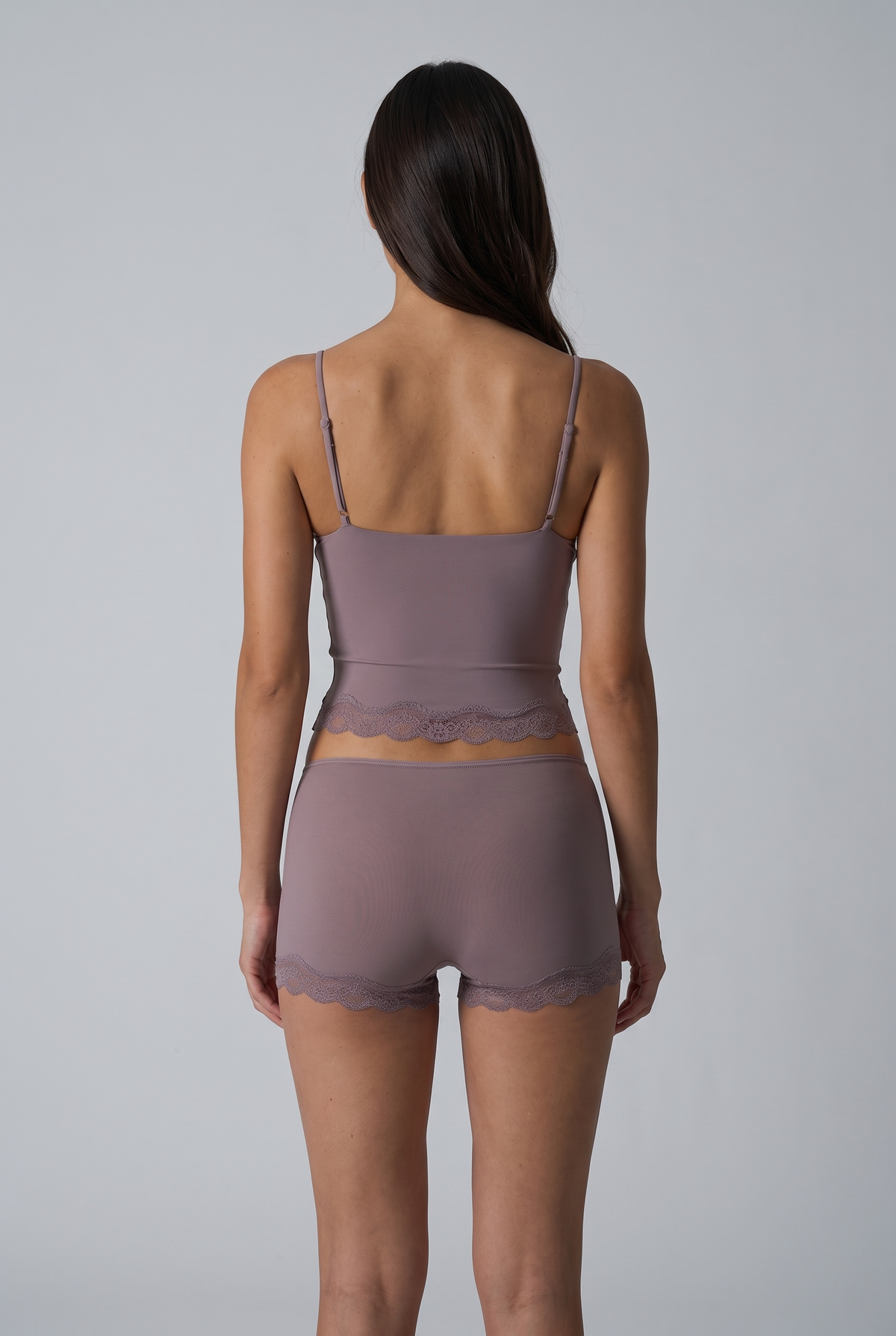 Pijama de tirantes y short con ribete de encaje
