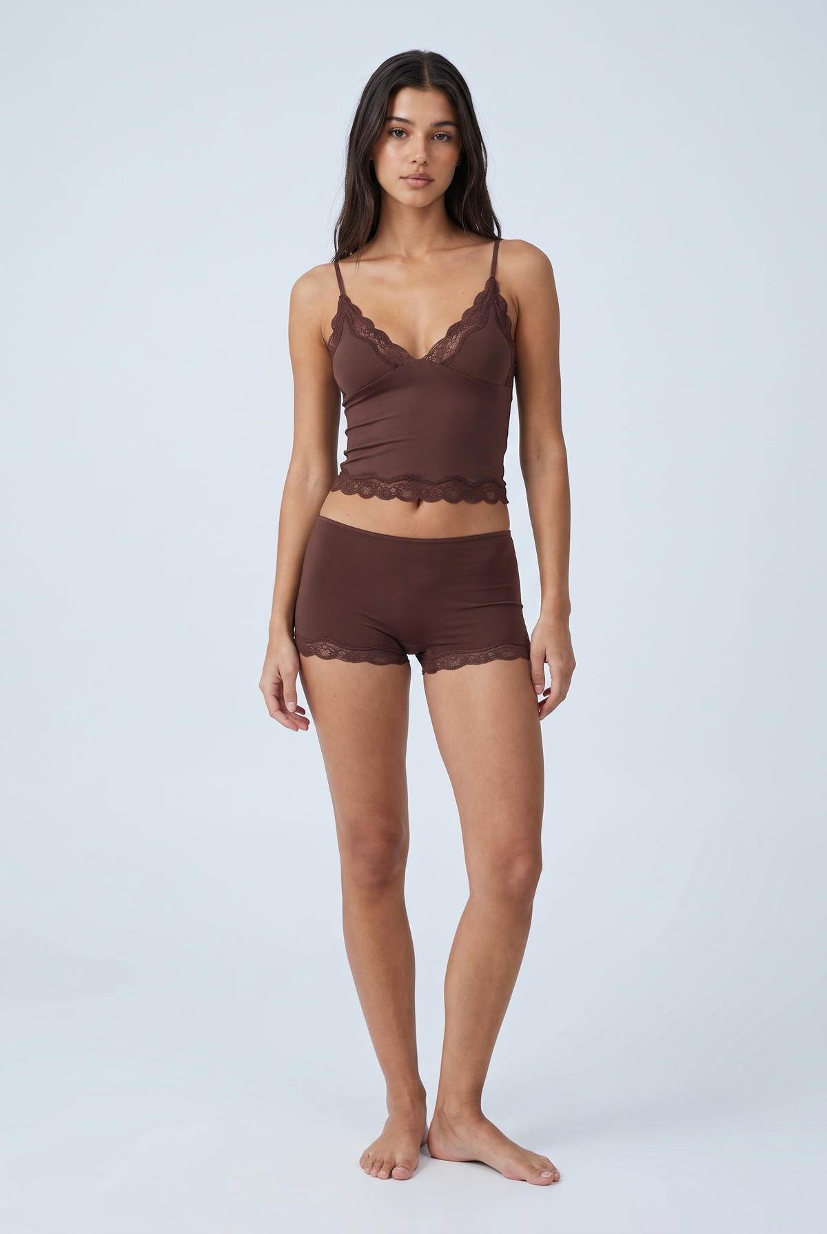Pijama de tirantes y short con ribete de encaje