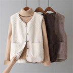 Zoey™ | Chaleco de borreguito con cuello en V y botones