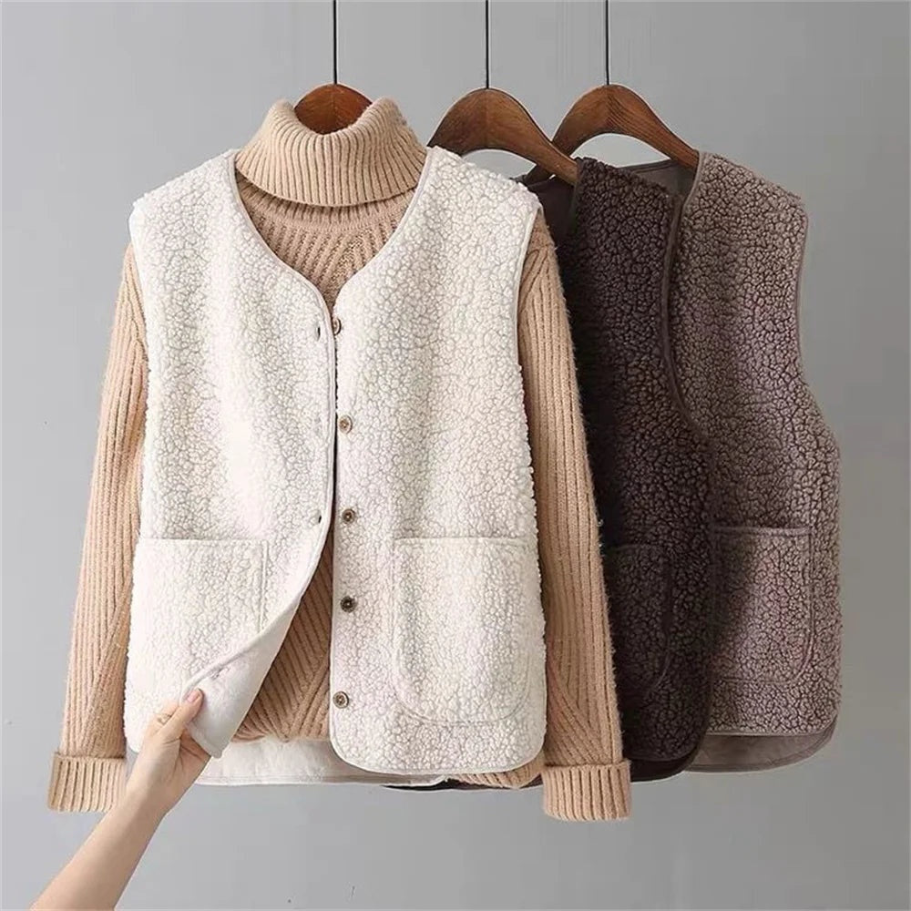 Zoey™ | Chaleco de borreguito con cuello en V y botones