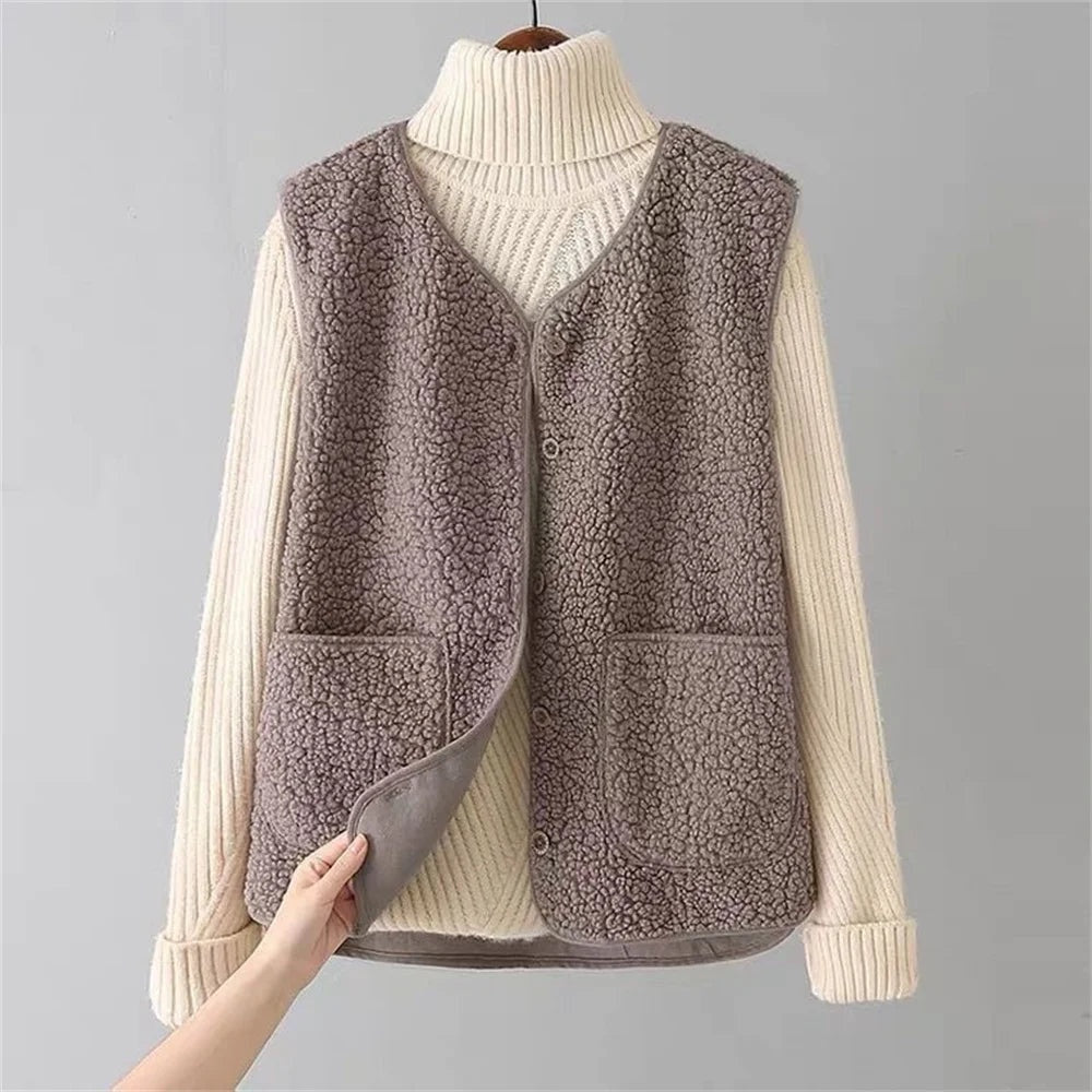 Zoey™ | Chaleco de borreguito con cuello en V y botones