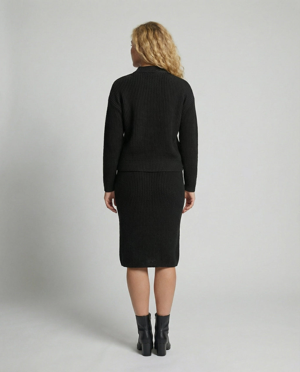Claire™ | Conjunto de punto: jersey de cuello alto y falda midi