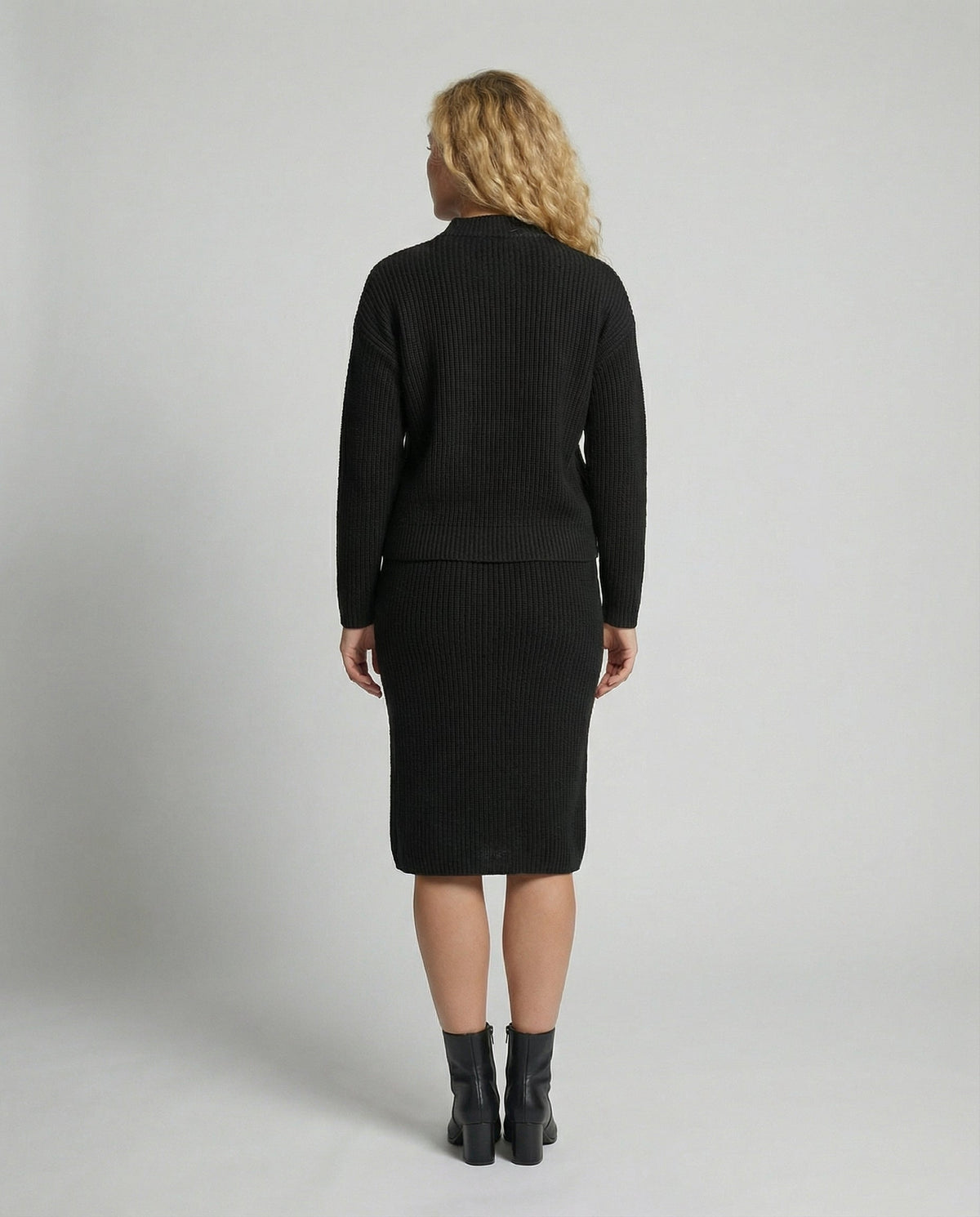 Claire™ | Conjunto de punto: jersey de cuello alto y falda midi