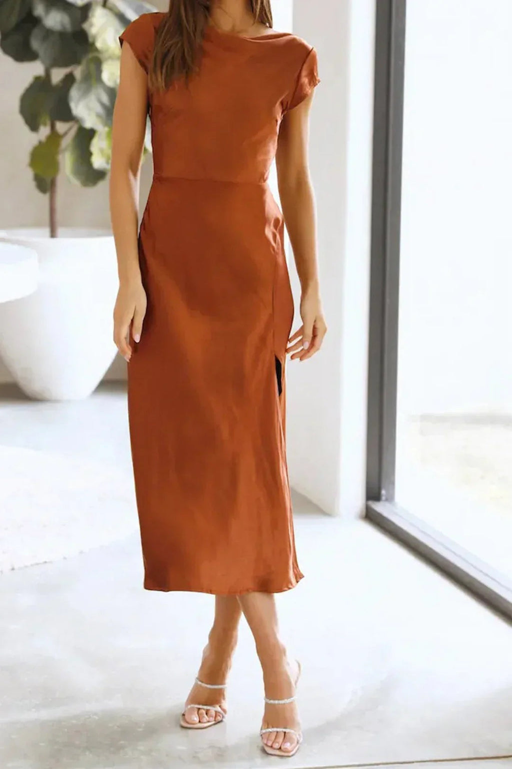 Brianna™ | Vestido midi lencero satinado de manga corta