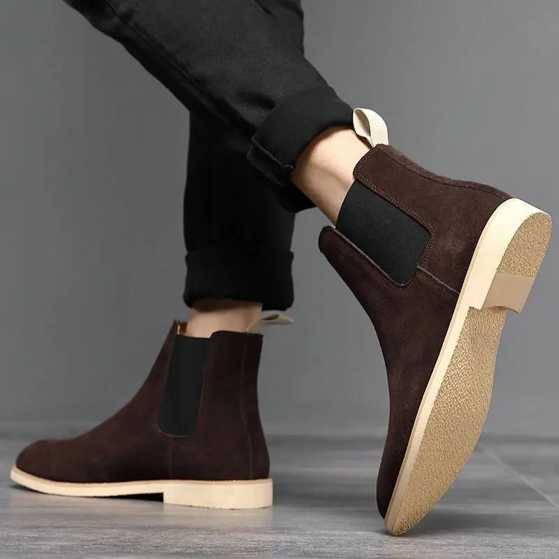 Theodore™ | Botas Chelsea de ante con elástico lateral