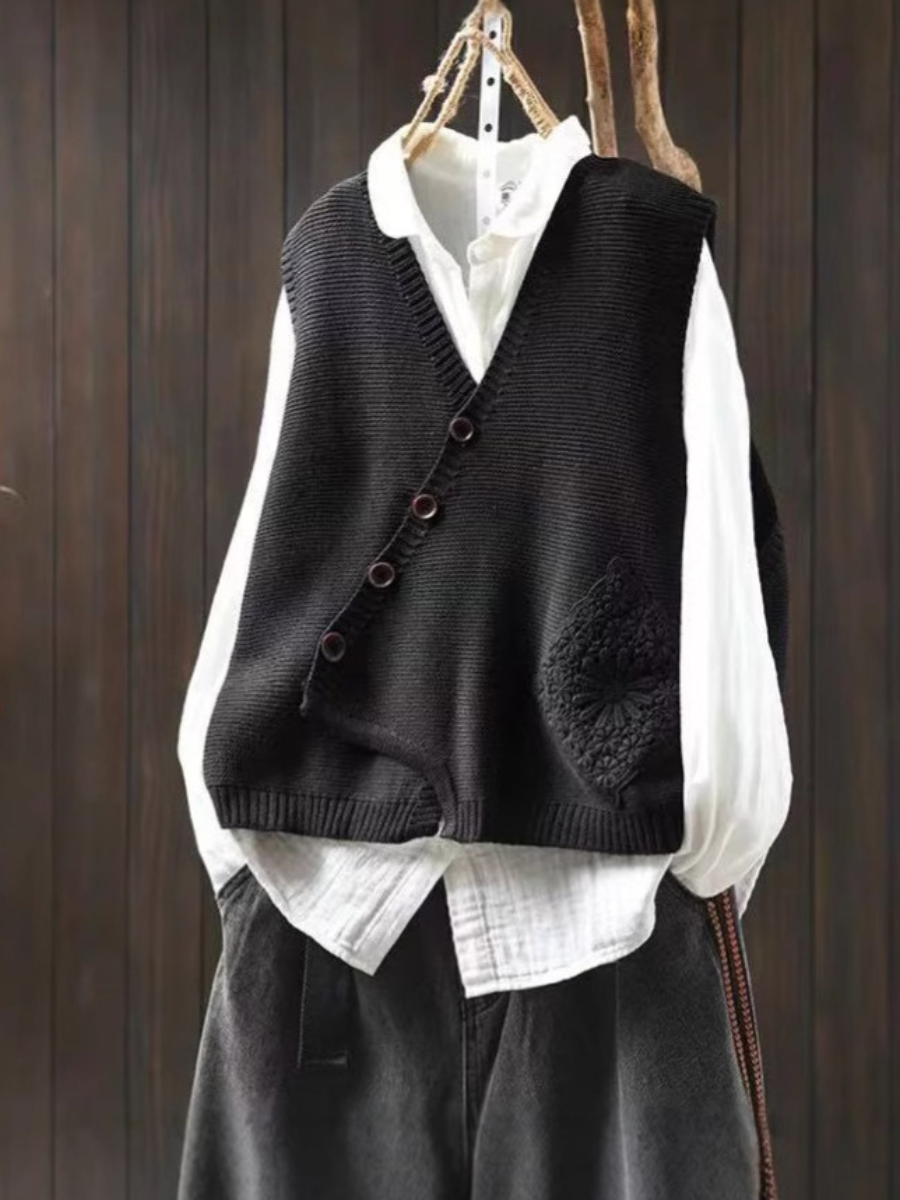 Avery™ | Chaleco de punto bordado con cuello pico y botones