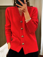 Amy™ | Chaqueta de punto con botones de corazón y cuello de pico