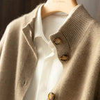 Audrey™ | Jersey fino de lana con cuello perkins y botones
