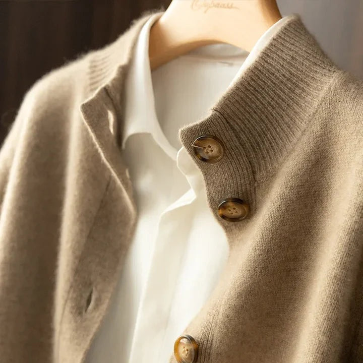 Audrey™ | Jersey fino de lana con cuello perkins y botones