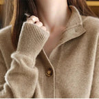 Audrey™ | Jersey fino de lana con cuello perkins y botones
