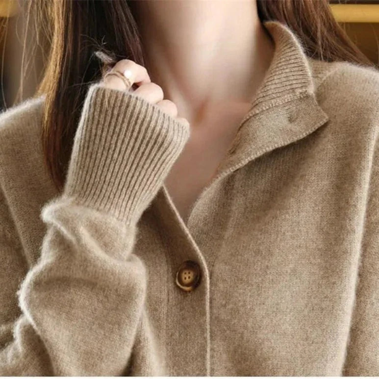 Audrey™ | Jersey fino de lana con cuello perkins y botones