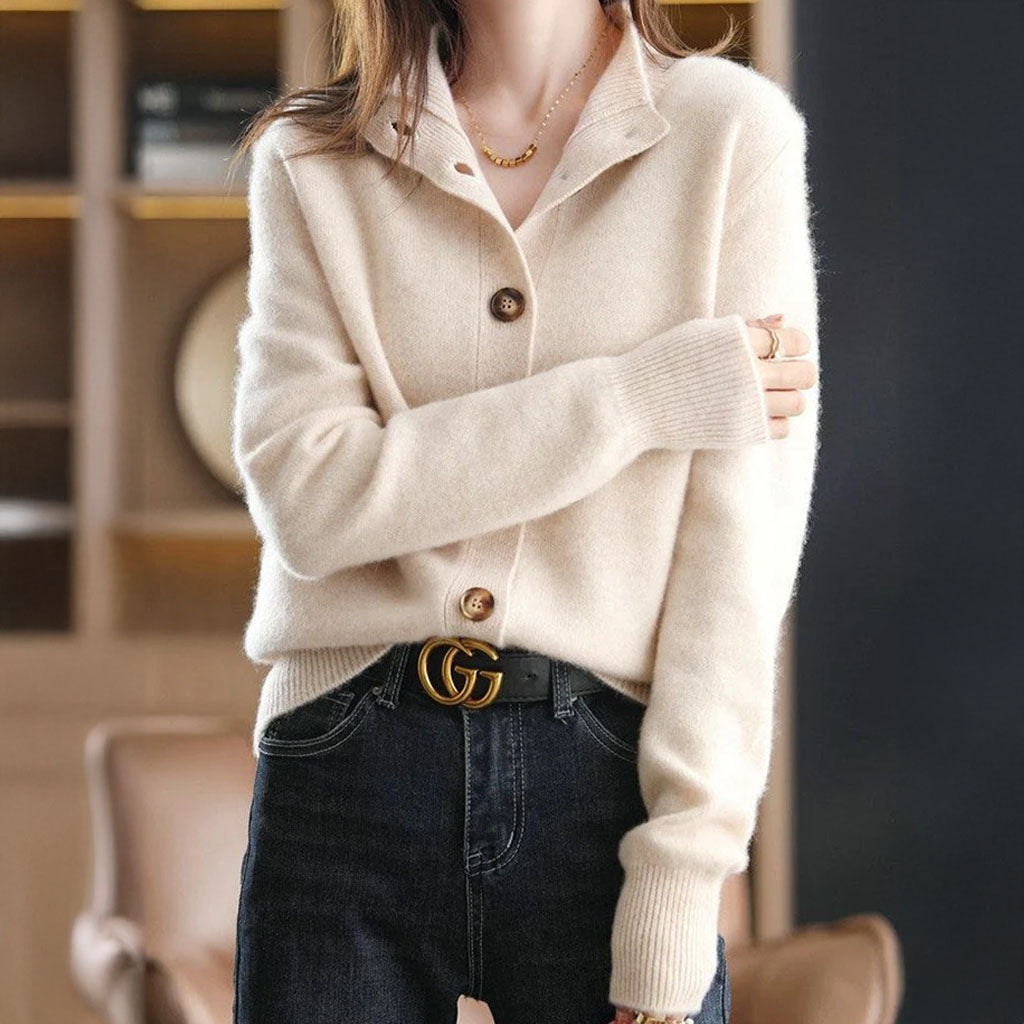 Audrey™ | Jersey fino de lana con cuello perkins y botones