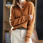 Audrey™ | Jersey fino de lana con cuello perkins y botones