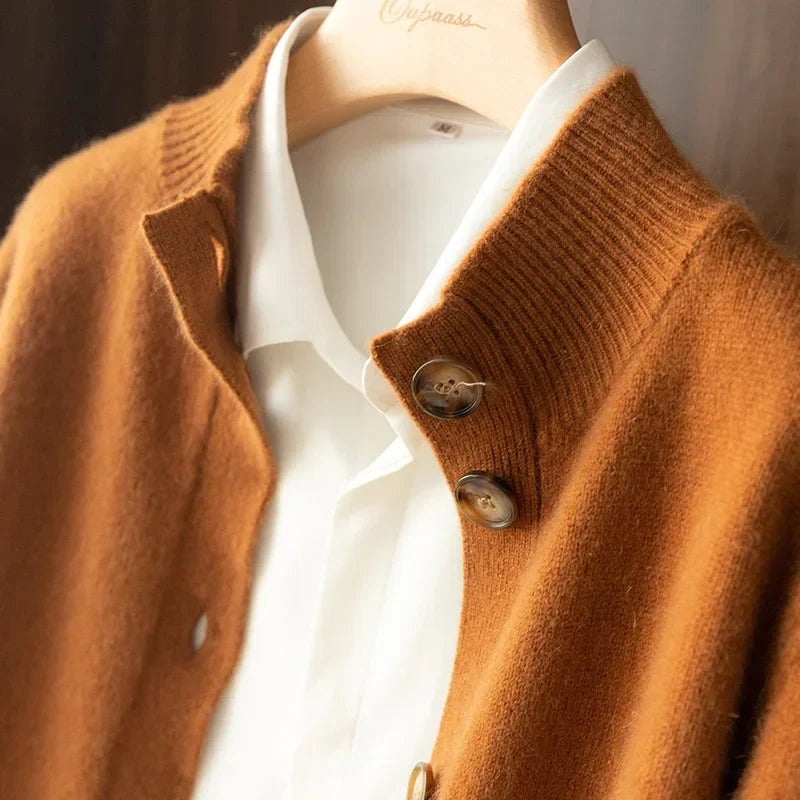 Audrey™ | Jersey fino de lana con cuello perkins y botones