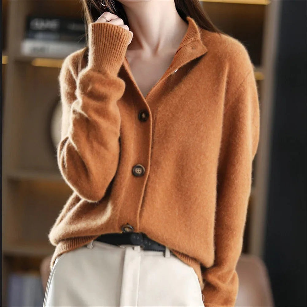 Audrey™ | Jersey fino de lana con cuello perkins y botones