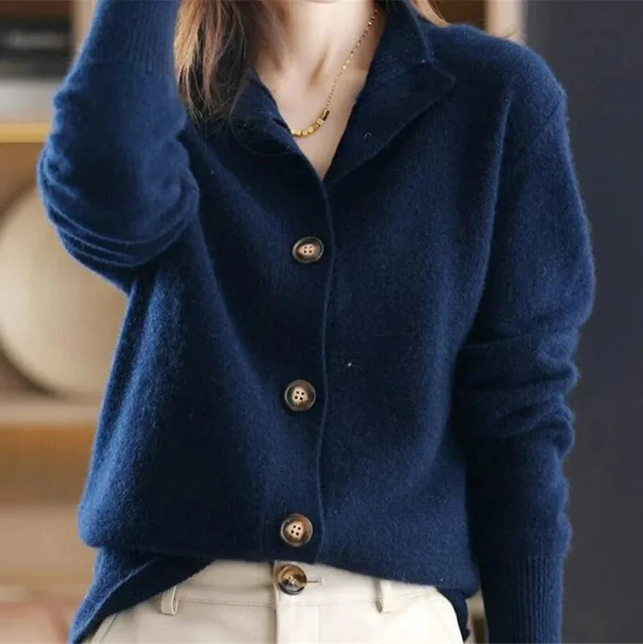Audrey™ | Jersey fino de lana con cuello perkins y botones