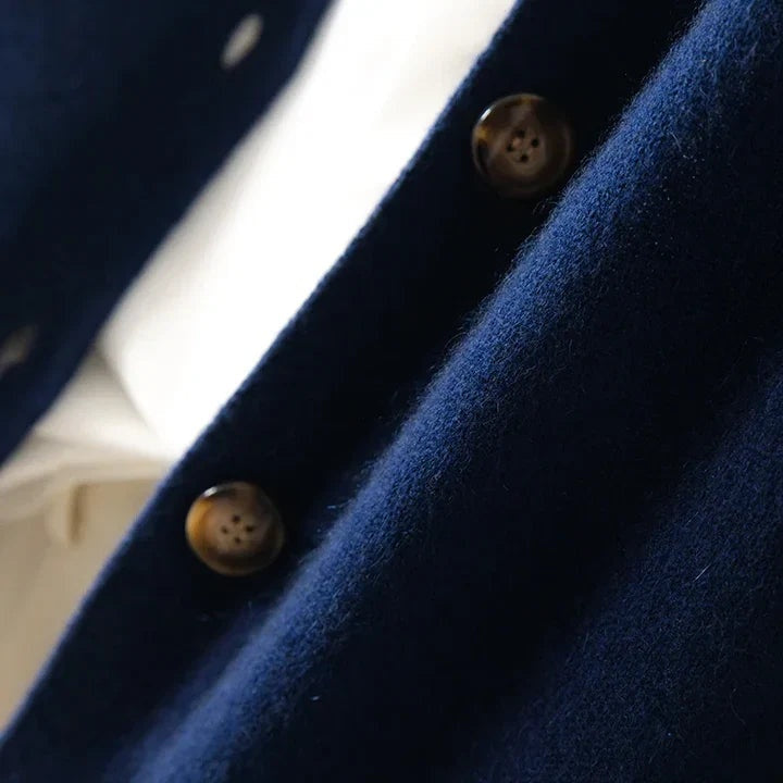 Audrey™ | Jersey fino de lana con cuello perkins y botones