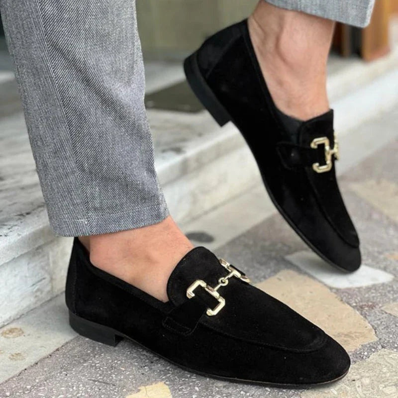 Liam™ | Mocasines de ante con hebilla dorada