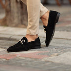 Liam™ | Mocasines de ante con hebilla dorada