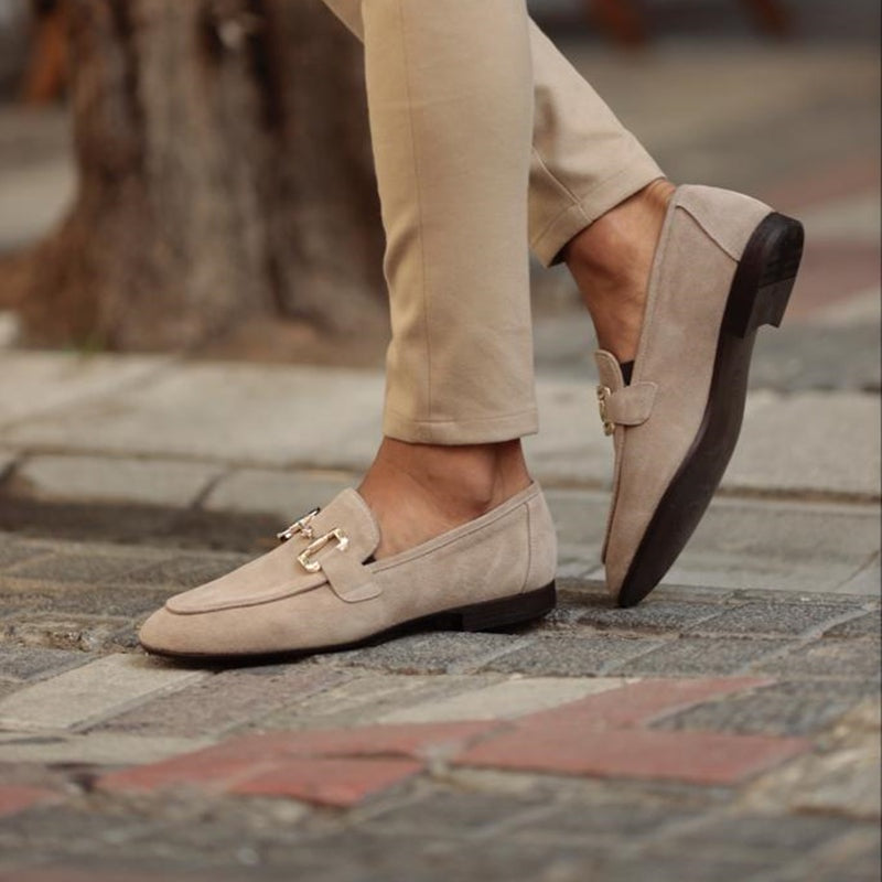 Liam™ | Mocasines de ante con hebilla dorada