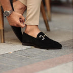 Liam™ | Mocasines de ante con hebilla dorada