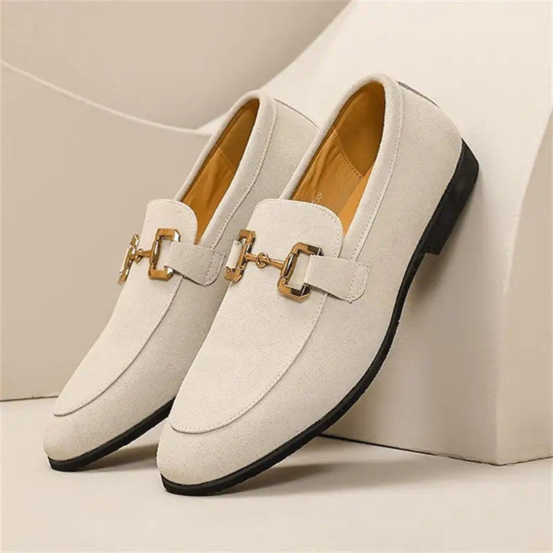 Liam™ | Mocasines de ante con hebilla dorada