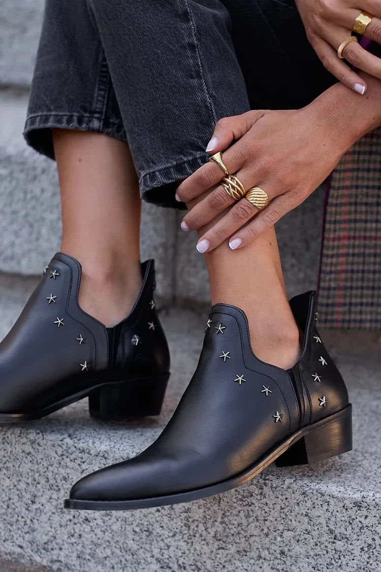 Allison™ | Botines camperos de piel con tachuelas de estrellas