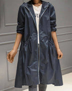 Leah™ | Parka larga impermeable con capucha y cintura fruncida