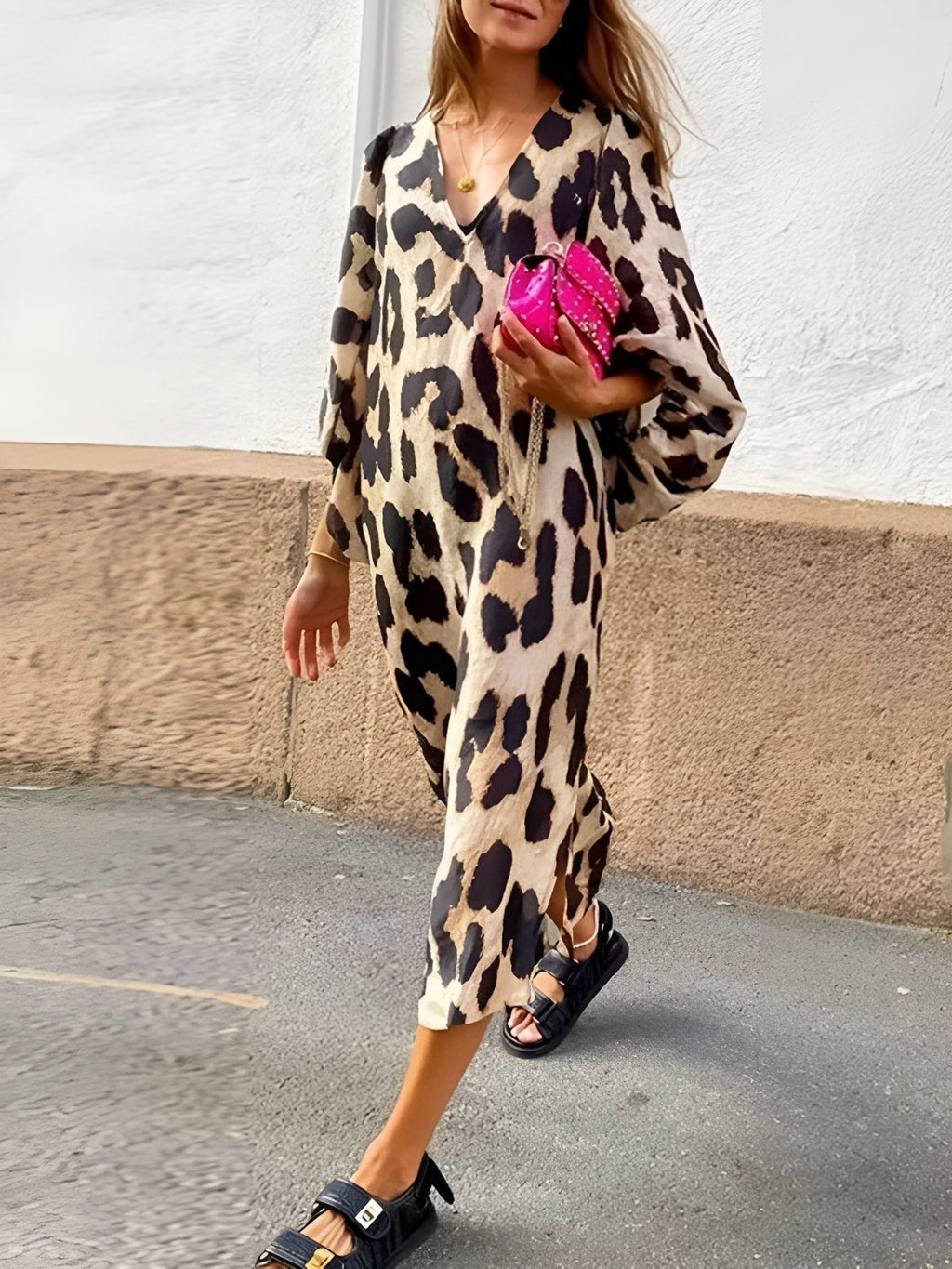Amelia™ | Vestido largo animal print con escote de pico