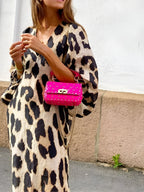 Amelia™ | Vestido largo animal print con escote de pico