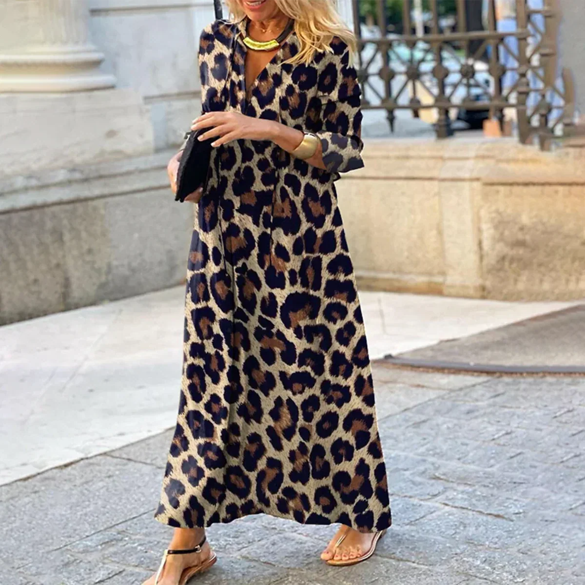 Amelia™ | Vestido largo animal print con escote de pico