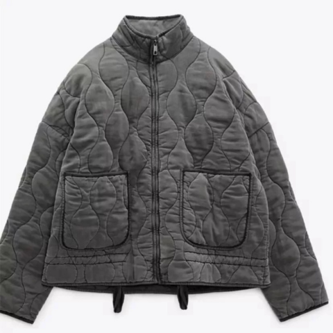 Bella™ | Cazadora bomber acolchada con cuello alto y cremallera