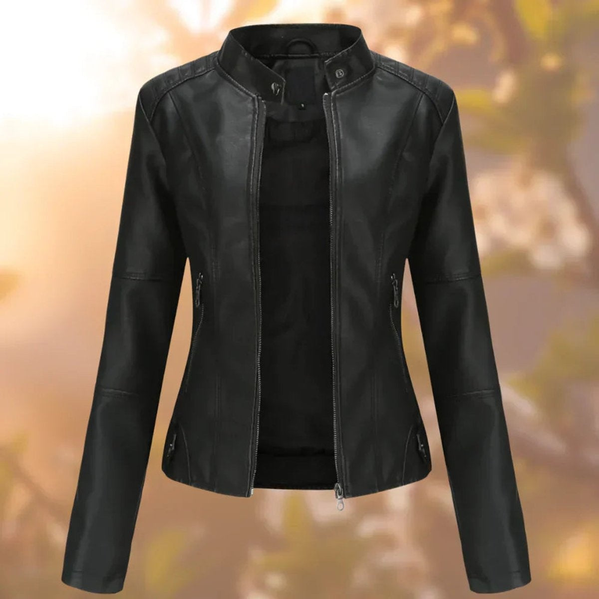 Thea™ | Chaqueta motera slim fit de polipiel con cuello mao