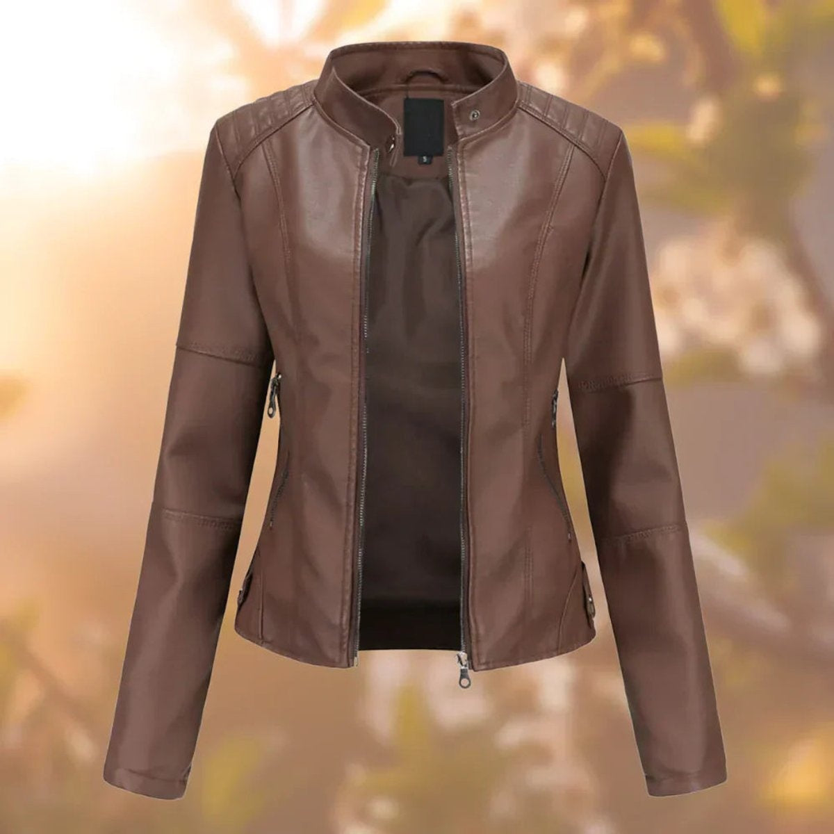 Thea™ | Chaqueta motera slim fit de polipiel con cuello mao