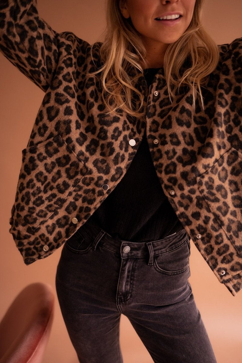 Amy™ | Chaqueta acolchada oversize de leopardo con botones