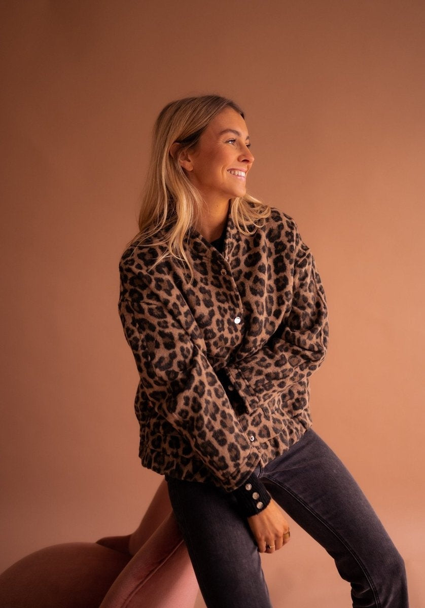 Amy™ | Chaqueta acolchada oversize de leopardo con botones