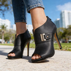 Ellie™ | Stilettos peep toe con tacón de aguja y hebilla