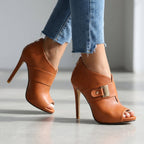 Ellie™ | Stilettos peep toe con tacón de aguja y hebilla